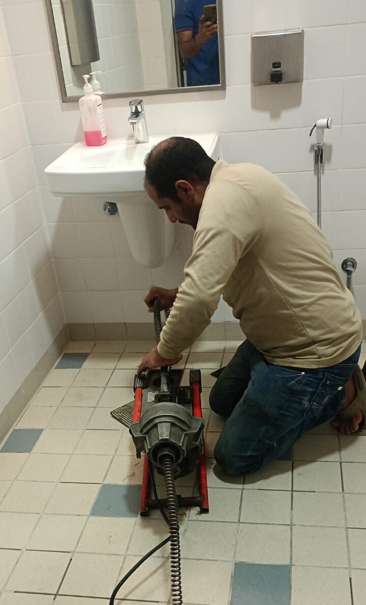 فريق تسليك مجاري الكويت أثناء العمل